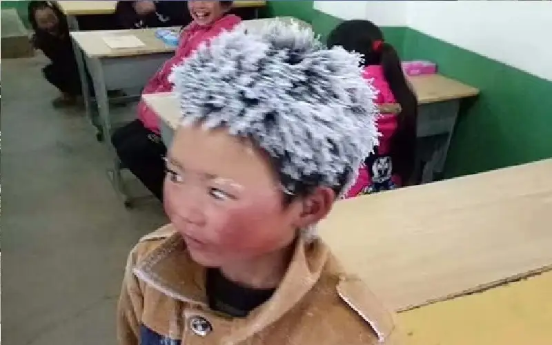 طفل يسير 5 كيلومترات وسط الثلوج