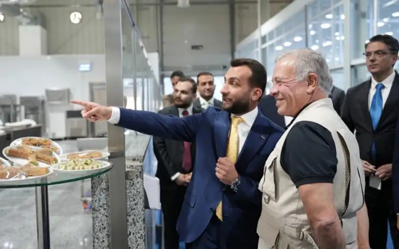 الملك يزور منشآت صناعية في القسطل