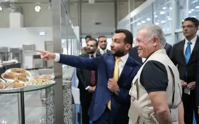 الملك يزور منشآت صناعية في القسطل