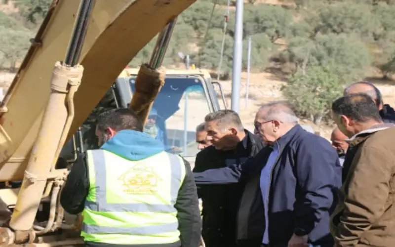 وزير الأشغال يتفقد مشاريع طرق في