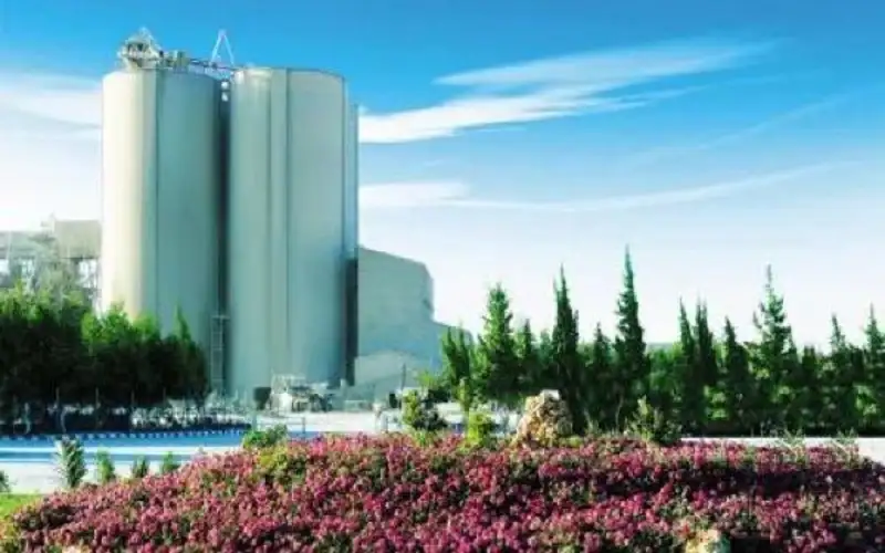 لافارج تباشر إجراءات بيع مصنعها وجزء