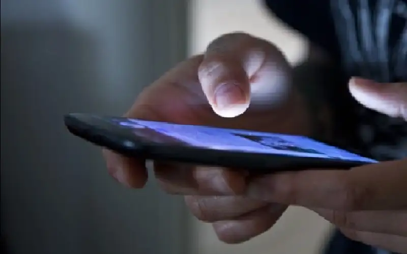 النظر المستمر في الشاشات يزيد خطر