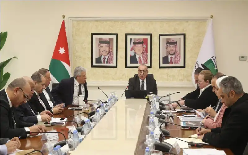 الحكومة تبحث خطط تطوير جسر الملك