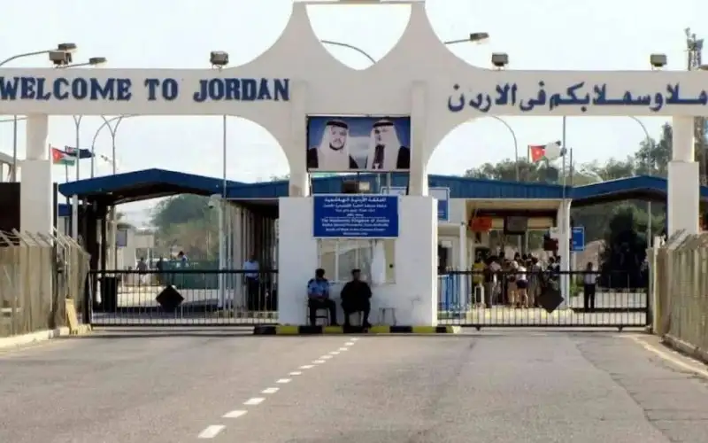 الحكومة تبحث خطط تطوير جسر الملك