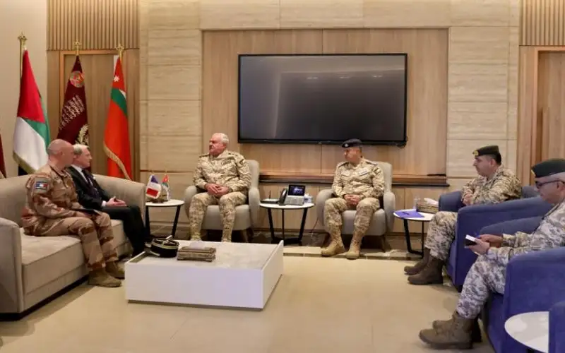 رئيس هيئة الأركان المشتركة يستقبل السفير