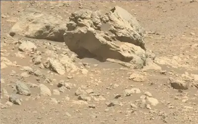 صخرة غريبة على سطح المريخ تحير