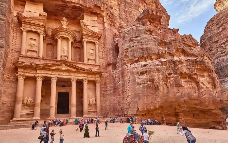 الزوار العرب يتصدرون الإنفاق السياحي في