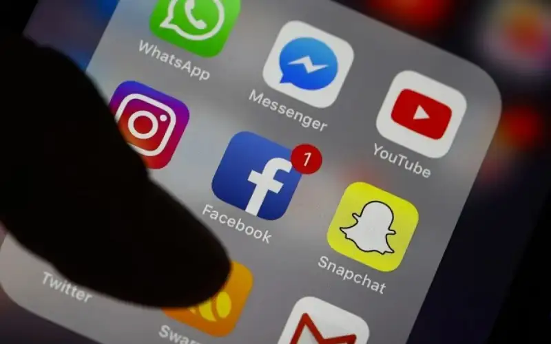 خبراء يحذرون من تداول المعلومات عبر