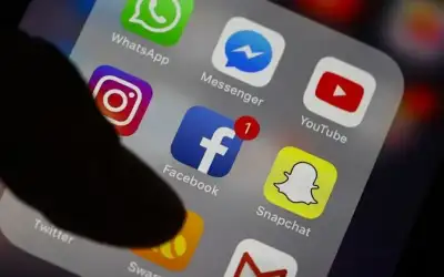 خبراء يحذرون من تداول المعلومات عبر