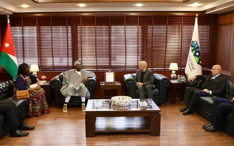 تجارة عمان تبحث العلاقات الاقتصادية مع