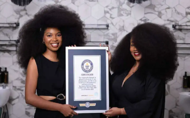 امرأة تدخل موسوعة غينيس لـأضخم شعر