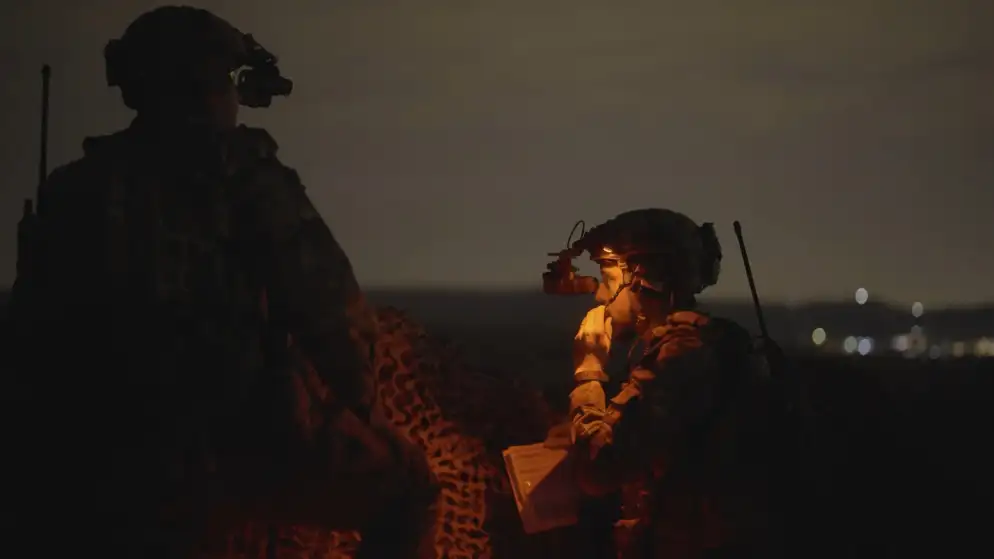 الملك يقلد ولي العهد شارة سيف