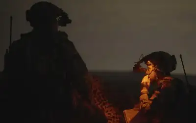 الملك يقلد ولي العهد شارة سيف