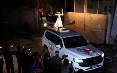 الصليب الأحمر يتسلم جثة محتجز إسرائيلي