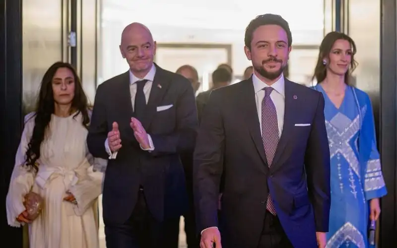 مندوبا عن الملك .. ولي العهد