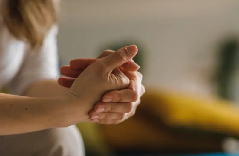 حقيقة العلاقة بين طقطقة الأصابع والتهاب