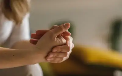 حقيقة العلاقة بين طقطقة الأصابع والتهاب
