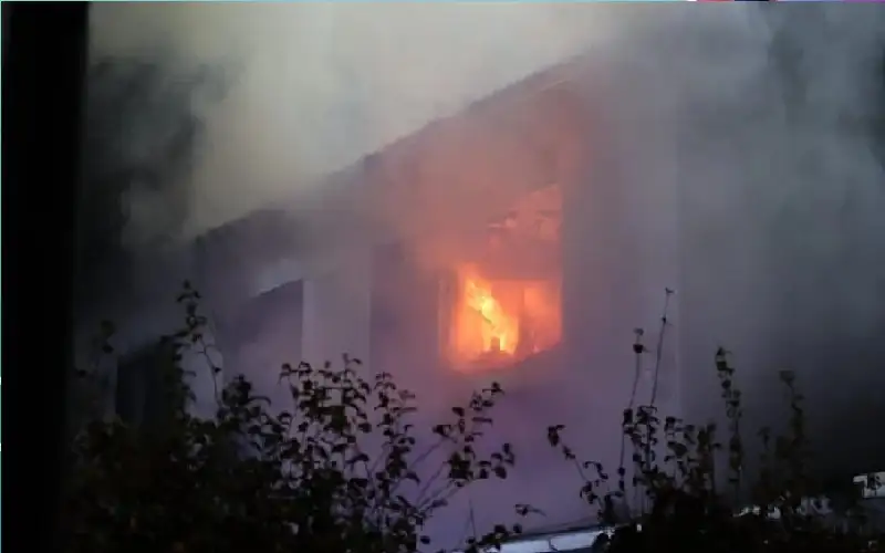 ألعاب نارية تحرق منزلا بالكامل في