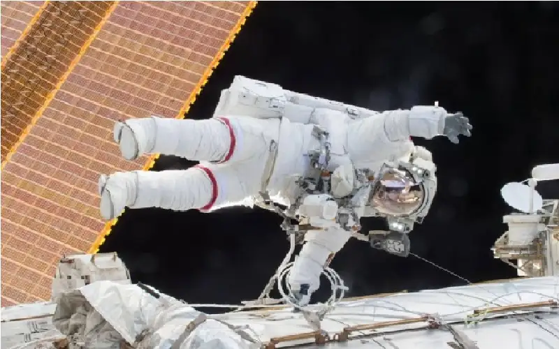 ماذا يحدث لجسد رائد الفضاء إذا