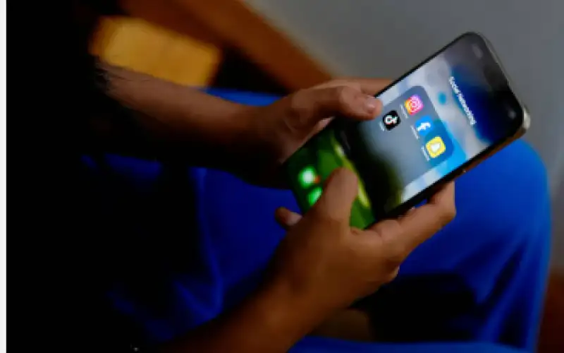 البرلمان الأوروبي تحظر استخدام التواصل الاجتماعي