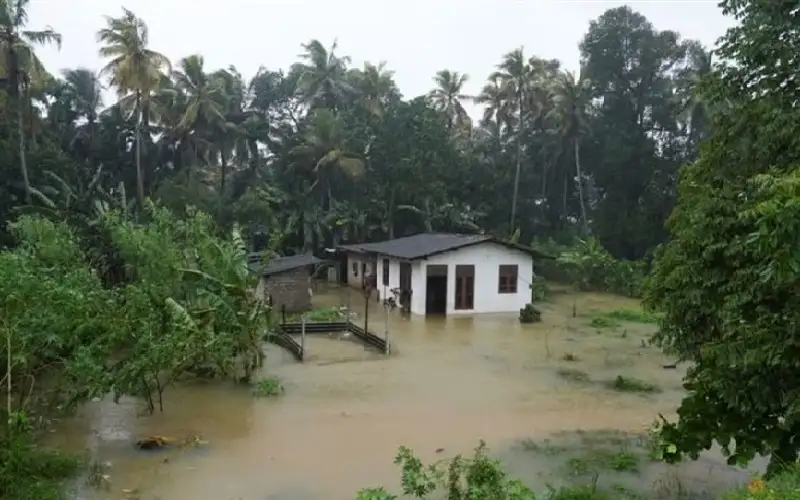 عمليات إنقاذ جوية لعائلات علقت فوق