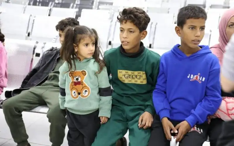 الجيش يجلي دفعة جديدة من أطفال