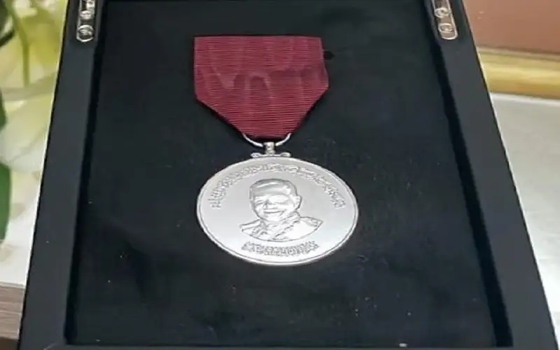 إنعام ملكي باليوبيل الفضي ووسام النهضة