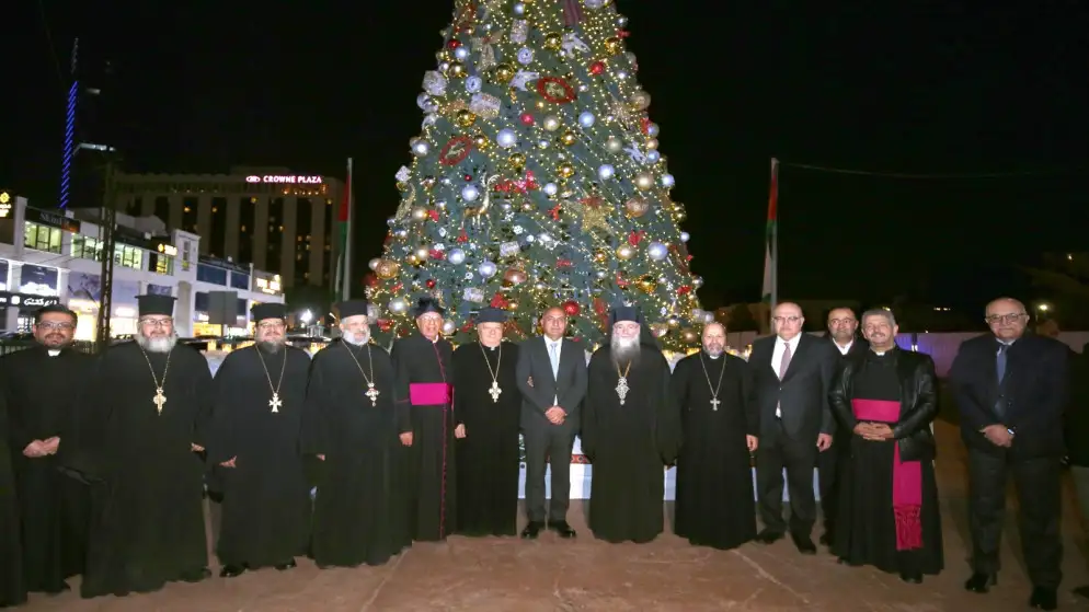 رئيس لجنة أمانة عمان يضيء شجرة