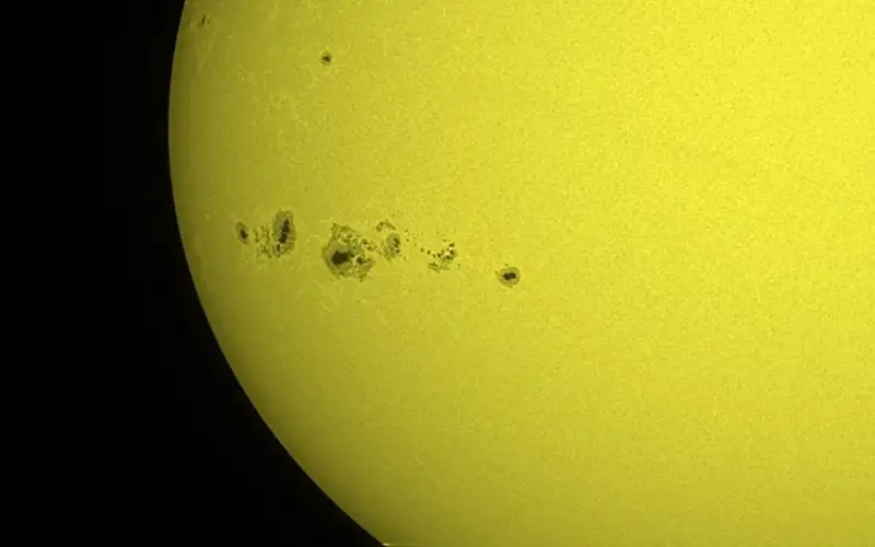 مركز الفلك الدولي يوثق بقع شمسية