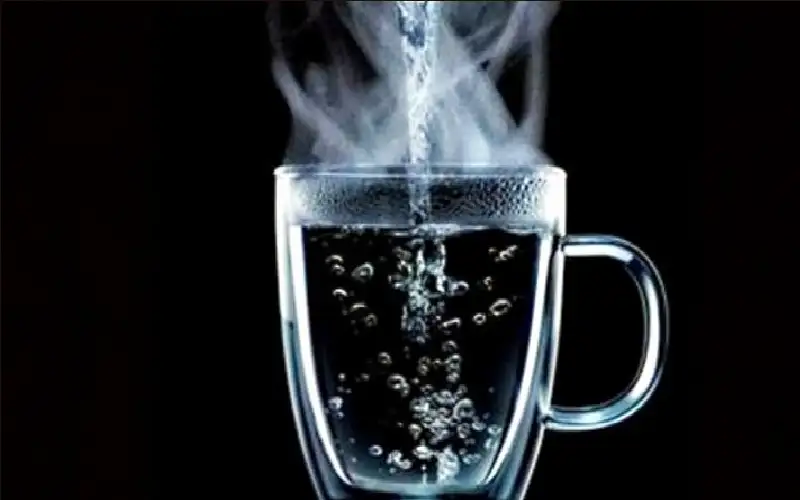شرب الماء الدافئ في هذا التوقيت