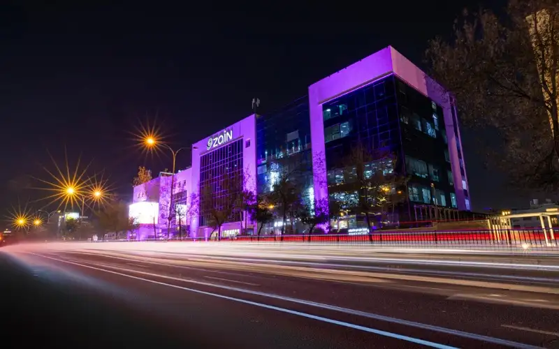 زين تضيء مبانيها باللون البنفسجي احتفاء