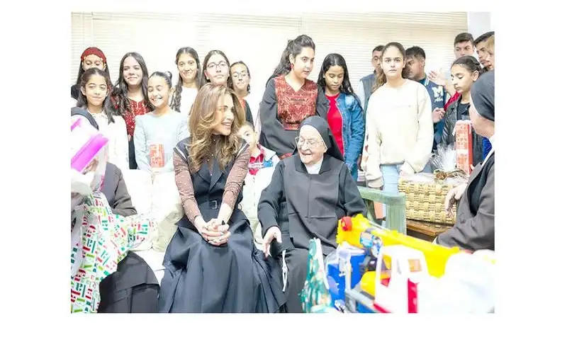 الملكة رانيا تشارك مجموعة من الأطفال