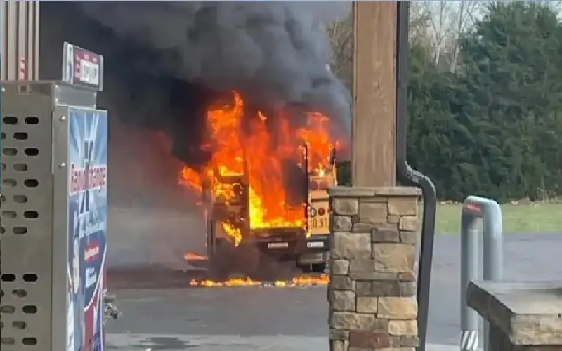 اشتعال النيران في حافلة مدرسية على