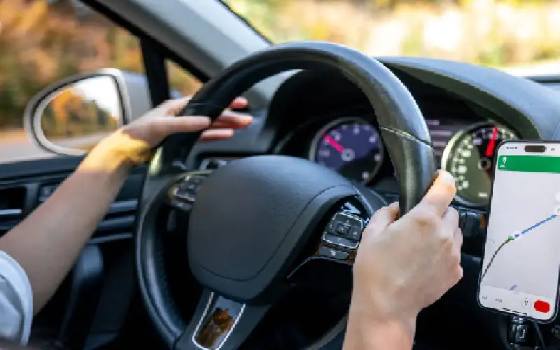 النقل البري: إلزام سائقي التطبيقات الذكية