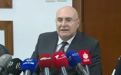 دراسة: بحيرة ذائبة تحدث شقوقا في