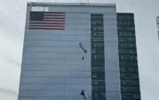 على ارتفاع 15 طابقا.. عملية إنقاذ