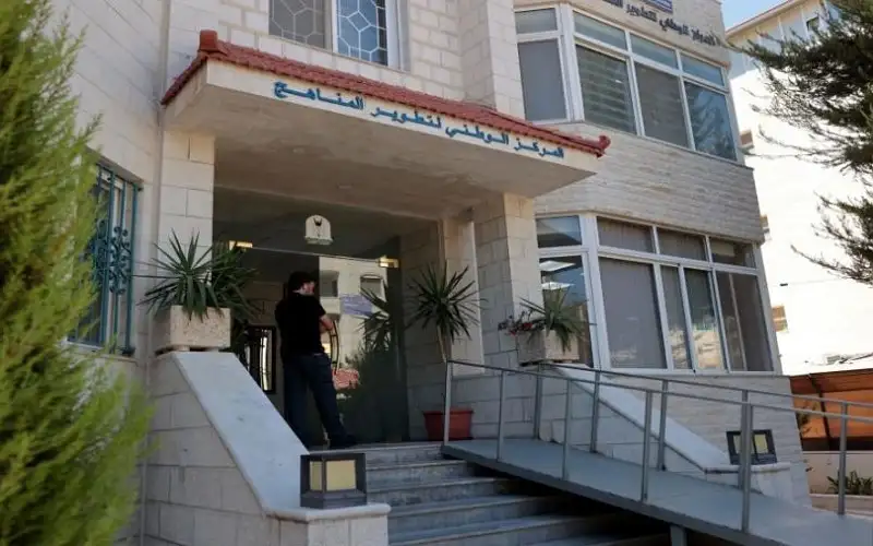 معدل تطوير المناهج: استحداث وحدة بنوك