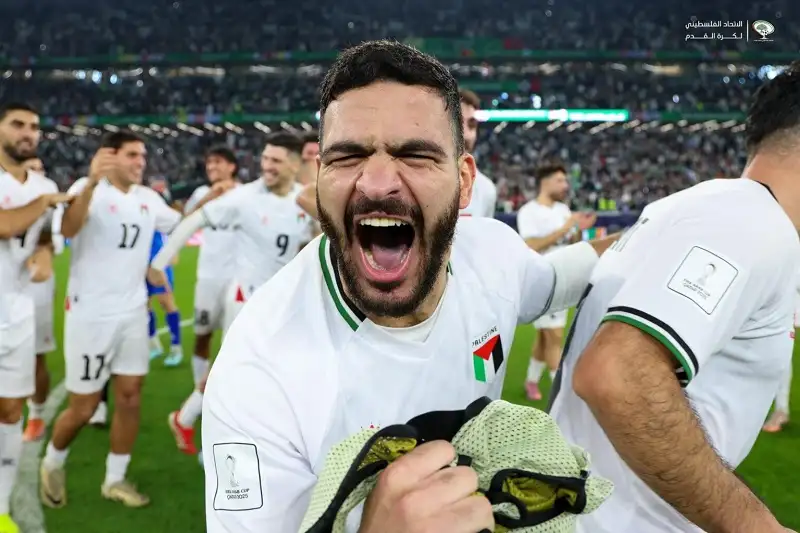 نجم منتخب فلسطين يهتف لـ”الضيف” و”السنوار”
