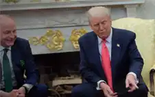 ترامب مشغول بأحذية اstrongلبstrongيت الابيض