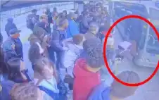 شاهد.. حافلة تصدم شابة فقدت وstrongعيstrongها