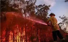 حرائق غابات أستراليا تودي بحياة إطفائي