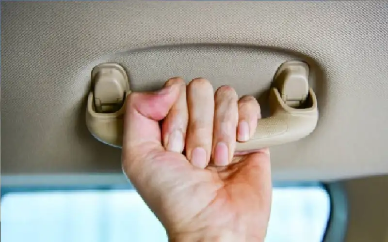 وظيفة خفية.. لماذا توضع مقابض الإمساك