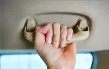 وظيفة خفية.. لماذا توضع مقابض الإمساك