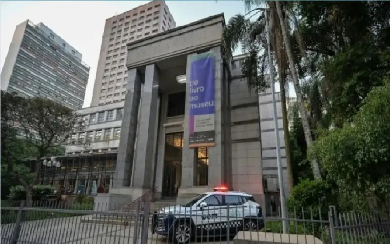 سطو فني مسلح.. سرقة 8 لوحات