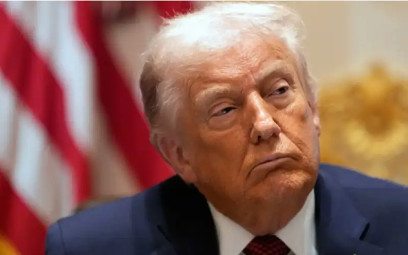 ترامب يثير الجدل بعد تفتيشه أحذية