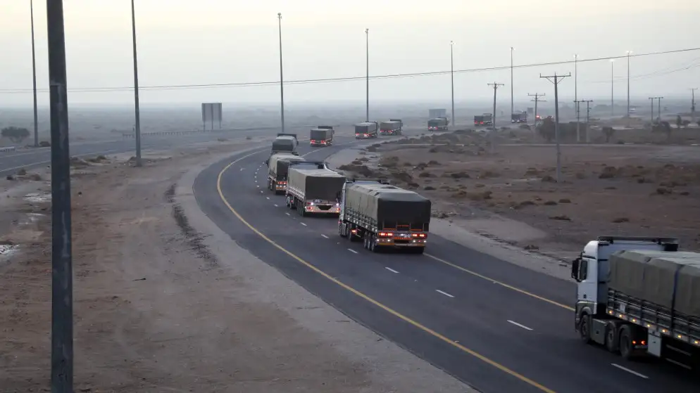 الجيش يسير 13 شاحنة محملة بـ