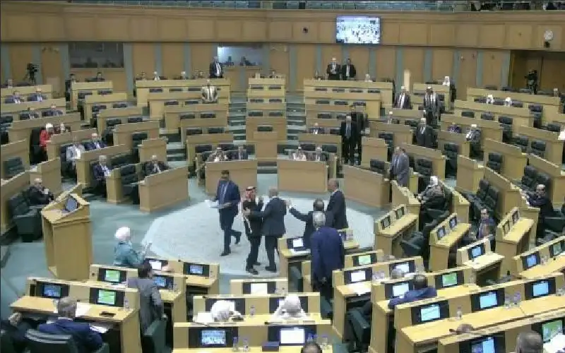 جلبة وصراخ تحت القبة خلال كلمة