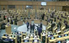 جstrongلبstrongة وصراخ تحت القبة خلال كلمة