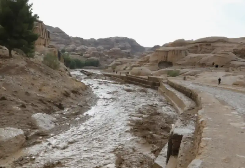 نواب يطالبون بتعويض المتضررين من السيول