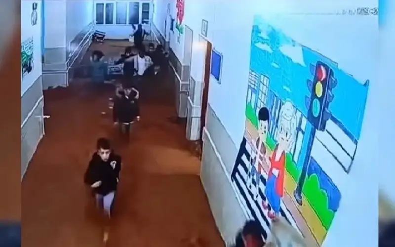 سيول تجتاح مدرسة عراقية.. والطلاب والمعلمون